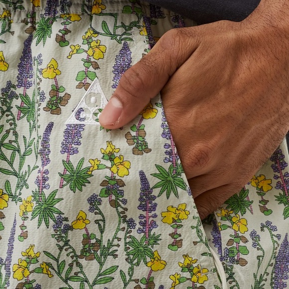 NWOT NIKE ACG Snowgrass Cream Floral Men's Cargo Shorts Size M - Picture 4 of 16